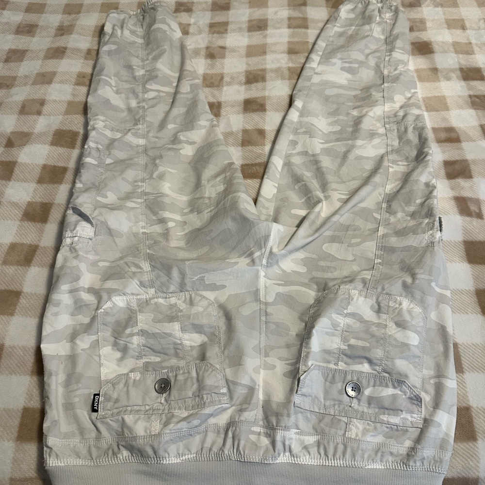 Women’s DKNY Camo Cargo Jogger Pants NWOT - Picture 2 of 4